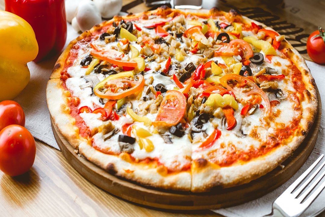 mix pizza chicken tomato bell pepper olives mushroom side view